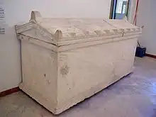 Vue d'un sarcophage parallélépipédique.