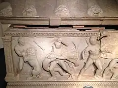 Sarcophage d'Hercule, Pergé, v. 200. Détail : le héros affronte le lion de Némée et l'hydre de Lerne. Musée archéologique d'Antalya.