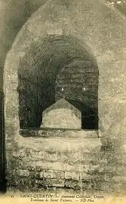 Sarcophage de pierre dans une niche de pierre