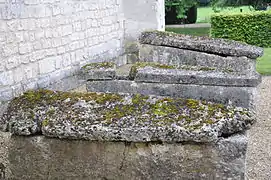 Sarcophages dans le parc de l'abbaye.