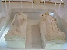 Sarcophages du prêtre et de la prêtresse de la nécropole des Rabs de Carthage exposés au musée national de Carthage (IVe – IIIe siècles av. J.-C.).