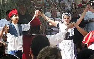 Sardane par des danseurs en costumes catalans lors de la Feria de Millas en 2008.