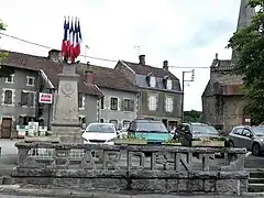 La balustrade sculptée devant le monument aux morts.