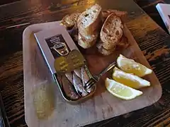 Dégustation de conserve de sardines sur pain grillé