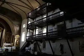 Photographie des galeries sur trois niveaux d'une église.