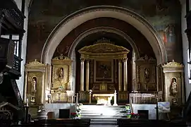 Photographie du chœur d'une église.