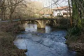 Vue d’un pont à deux arches sur un cours d’eau.
