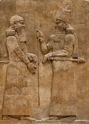 Le roi Sargon II et un haut dignitaire. Bas-relief de la façade L du palais.