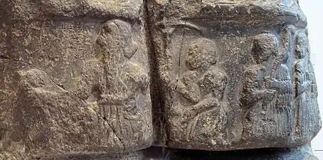 Stèle fragmentaire de Sargon d'Akkad, représentant le monarque conduisant ses troupes. Suse, Musée du Louvre.