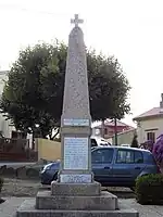 Le monument aux morts de Sari.