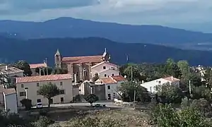 Vue sur l'église de Solenzara depuis le village de Sari.