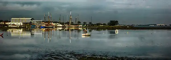 Le chantier naval et la baie