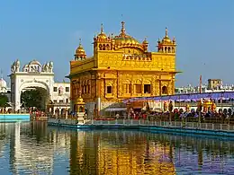 Une vue partielle du sarovar du Temple d'Or, à Amritsar, au Pendjab