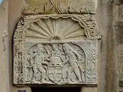 La pierre des pèlerins au-dessus de la porte de la sacristie.