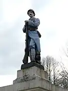 La statue du monument aux morts.