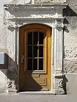 Maisonporte sur rue avec vantaux