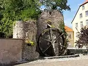 Vestiges de l'enceinte fortifiée.