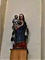 Église, la Vierge à l'Enfant en bois polychrome du XIVe siècle, classée MH en 1976.