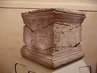 Cippe en pietra fetida issu de Sant'Angelo fin du VIe siècle av. J.-C.(scènes d'exposition du mort (à gauche) et de lamentation (à droite).
