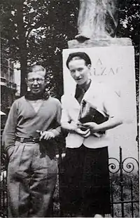 Simone de Beauvoir et Jean-Paul Sartre devant la statue du boulevard Raspail à une date inconnue (statue inaugurée en 1939).