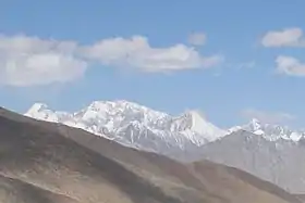 Vue du Saser Kangri III (à gauche) et II (au centre) depuis le Khardung La.