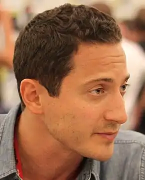 Sasha Roiz interprète Sean Renard.