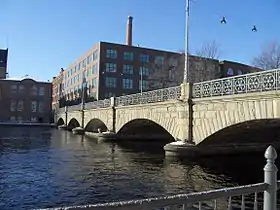 Le pont vu de la rive est du Tammerkoski.