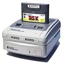 Satellaview connecté à la Super Famicom avec une cartouche BS-X et sa carte mémoire.