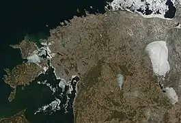 Vue satellite de l'Estonie en avril – lacs gelés et glace sur la mer Baltique.