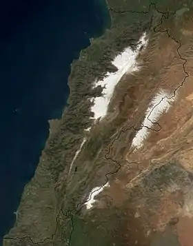 Image satellite du Liban ; les régions couvertes de neige et situées à l'ouest, près des côtes, correspondent à la chaîne du mont Liban, celles situées à l'est, plus éloignées de la Méditerranée, forment la ligne de l'Anti-Liban.