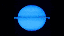 Saturne représentée bleue. Elle tourne sur elle-même et deux cercles brillants apparaissent aux pôles par intermittence.