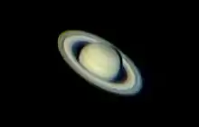 Image peu nette de Saturne où elle est clairement distinguable ainsi que ses anneaux.