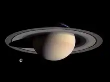 Saturne et la Terre côte à côte. Saturne est bien plus imposante que la Terre.