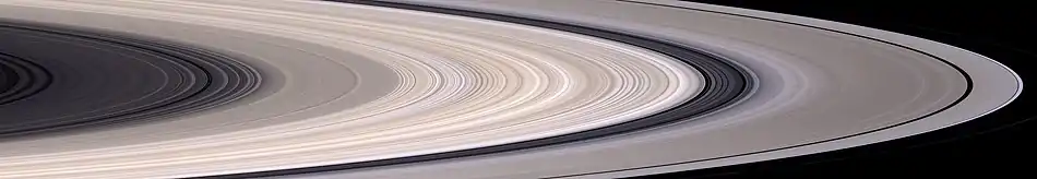 Panorama sur les anneaux de Saturne, permettant d'observer un dégradé de couleurs, l'anneau le plus brillant étant au centre.