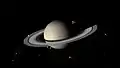 Simulation informatique de l'apparence de Saturne vu de Japet au point le plus bas de son orbite. Les anneaux de la planète sont clairement visibles.