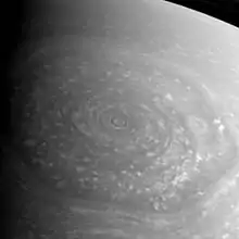 L'hexagone de Saturne. C'est un phénomène météorologique persistant au pôle Nord de Saturne.