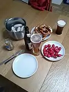 Saucisses blanches, bière et radis.