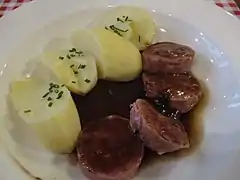 Avec pomme de terre, et sauce au vin rouge.