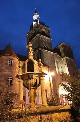 Fontaine Saint-Andoche devant la basilique Saint-Andoche.