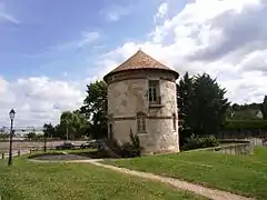 La tour de la ferme de Monthuchet, dite tour Adolphe-Adam.