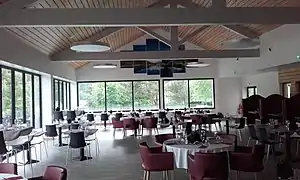 Intérieur de la salle du restaurant