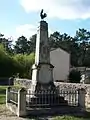 Le monument aux morts près de l'église (août 2014).