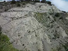La route court sur une paroi rocheuse presque verticale