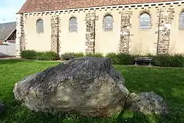 Polissoir et mur sud de l'église.