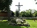 Calvaire entre l'église et la mairie, à l'emplacement de l'ancien cimetière.