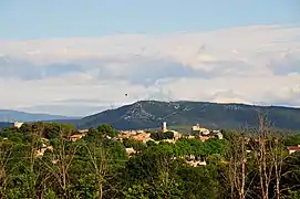 Vue du village de Saussines depuis Boisseron.