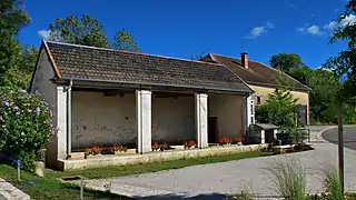 Le lavoir-abreuvoir.