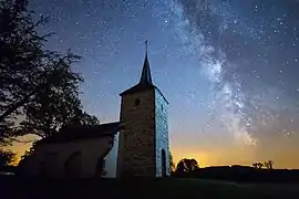 La chapelle de Savault sous la voûte étoilée.