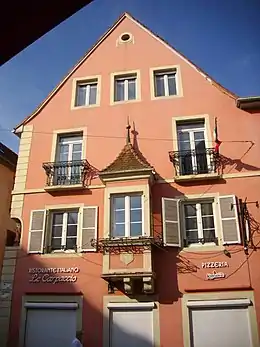 Hôtel du Bœuf Noirfaçade avec oriel et statuette, toitures