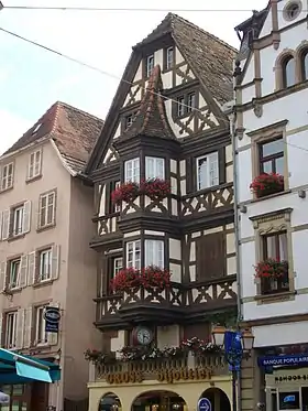 Maisonfaçade sur rue, escalier à vis, plafond Renaissance